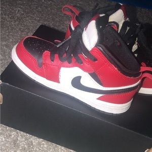 Air Jordan 1 Mid GS “Chicago Black Toe”. SIZE 9C Worn twice